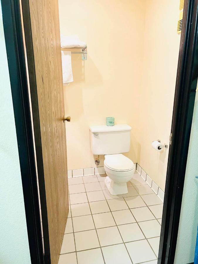 Super 8 By Wyndham Scott Hotel 2*