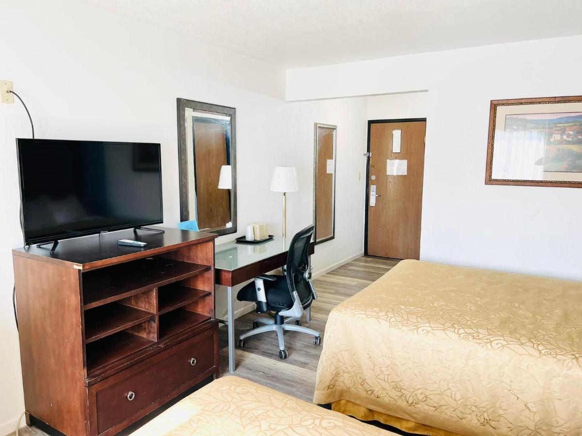 Super 8 By Wyndham Scott Hotel 2*