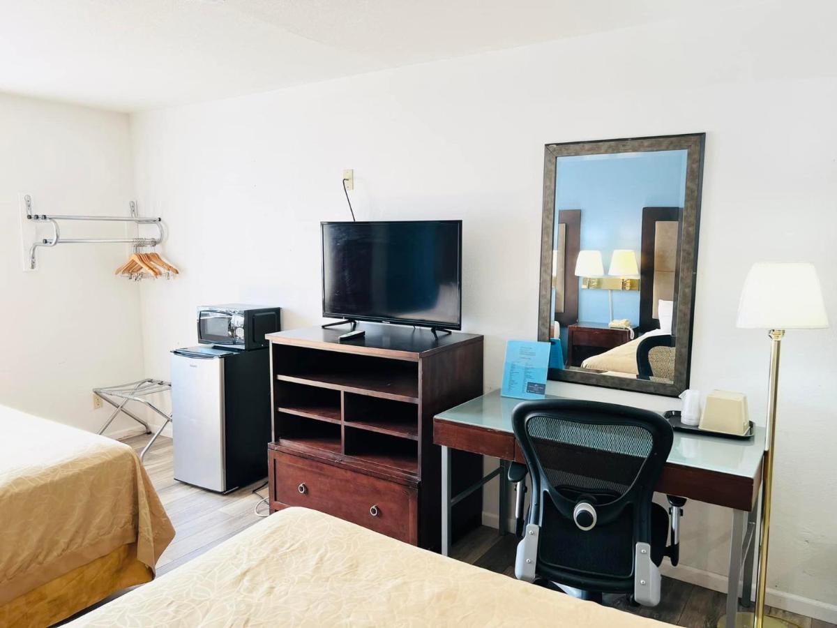 Super 8 By Wyndham Scott Hotel