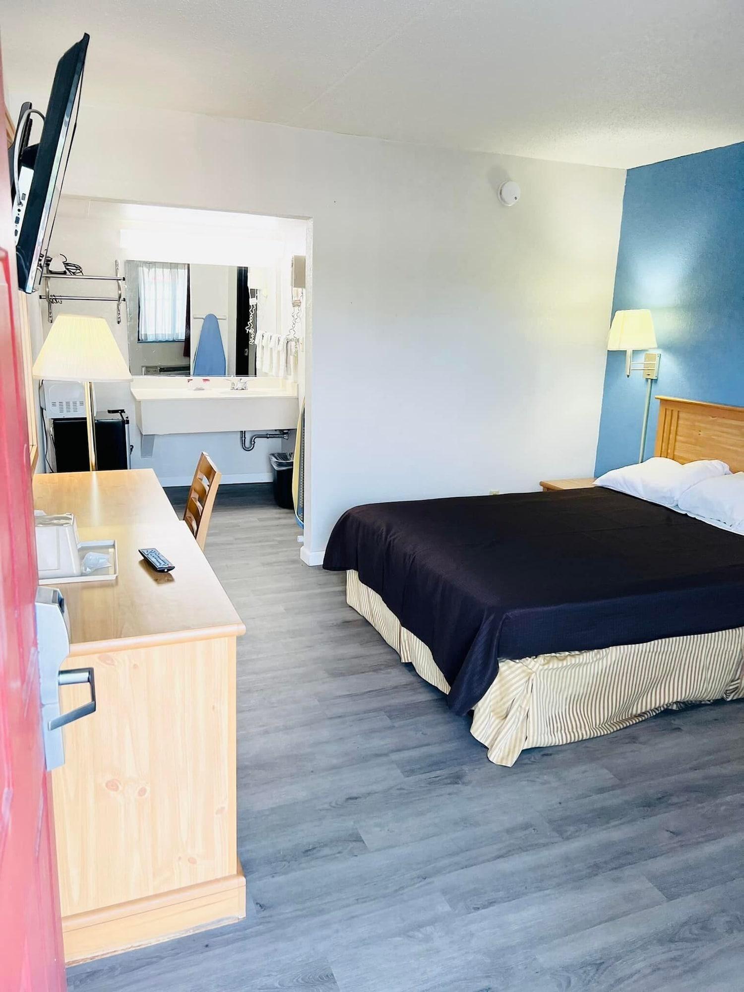 Super 8 By Wyndham Scott Hotel
